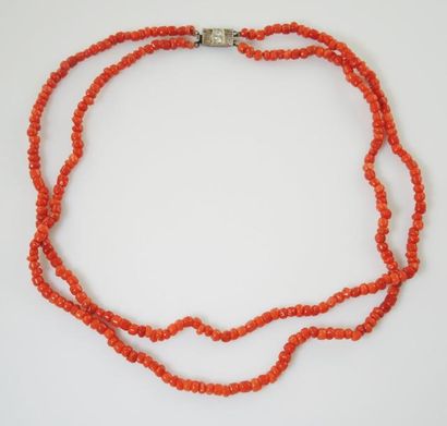 COLLIER EN CORAIL Collier à deux rangs de perles de corail. Fermoir en forme de nœud...