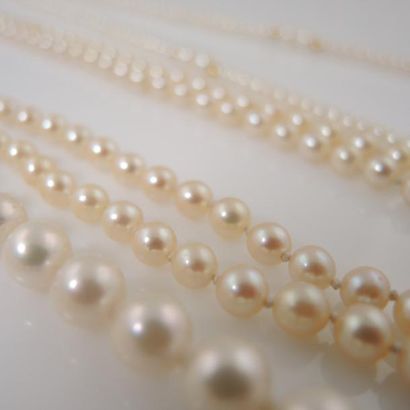 TROIS COLLIERS DE PERLES DE CULTURE ET PERLES KESH Trois colliers de perles: l'un...