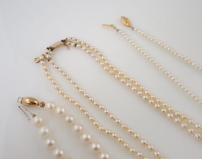TROIS COLLIERS DE PERLES DE CULTURE ET PERLES KESH Trois colliers de perles: l'un...