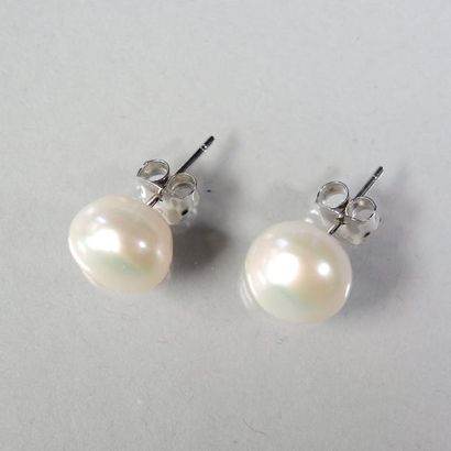 LOT DE BOUCLES D'OREILLES Lot composé d'une paire de boutons d'oreilles de perle...