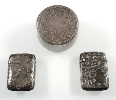 Boîtes en argent Deux petites boites porte allumettes en argent (925/°°) à décor...