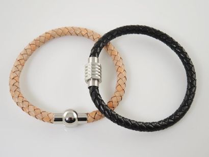 BRACELETS CUIR Ensemble de 2 bracelets en cuir torsadé, fermoir métal aimanté. Longueur...