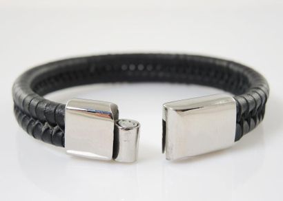 BRACELET CUIR Bracelet en cuir tressé noir, fermoir en métal. Longueur : 18 cm