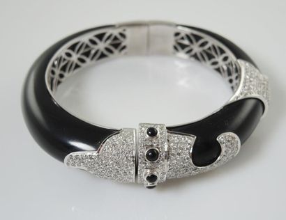 BRACELET ONYX DIAMANTS Bracelet jonc ouvrant en or gris 18K (750/°°) orné d'onyx...