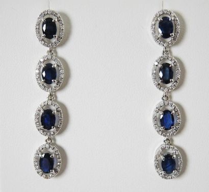 BOUCLES D'OREILLES SAPHIRS DIAMANTS Paire de pendants d'oreilles en or gris 18K (750/°°)...