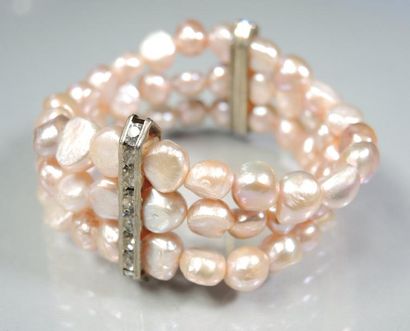 BRACELET PERLES Bracelet extensible à trois rangs de perles roses d'eau douce de...