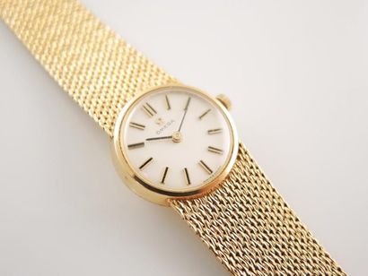 OMÉGA, MONTRE DE DAME EN OR Oméga Petite montre de dame en or jaune 18K (750°/00)....