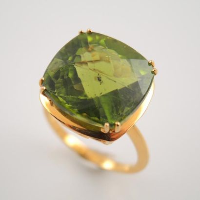 BAGUE PERIDOT Bague en or jaune 18K (750/°°) monture ajourée centrée d'un important...