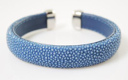 BRACELET GALUCHAT Bracelet rigide gainé de galuchat de couleur bleue. Longueur :...