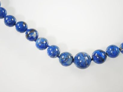 COLLIER LAPIS LAZULI Collier en chute composé de perles de lapis lazuli. Fermoir...
