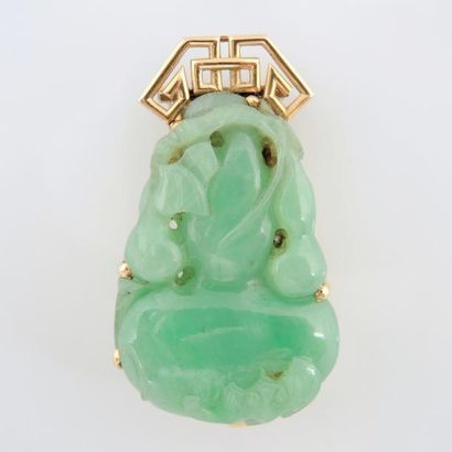 Dans le goût de CARTIER Broche ''vase double gourde'' en jade jadéite (proche vert...