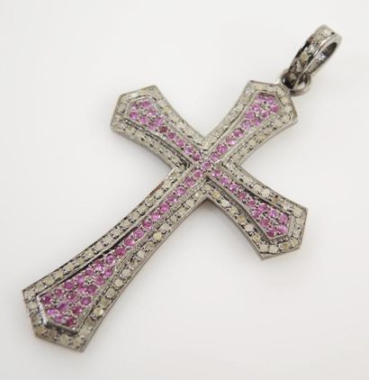 CROIX RUBIS DIAMANTS Croix en pendentif en argent patiné (925/°°) sertie de lignes...