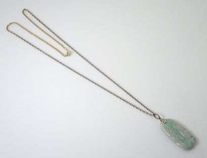 CHAINE OR ET PENDENTIF JADEITE Chaîne en or deux tons 18K (750°/00) retenant un pendentif...