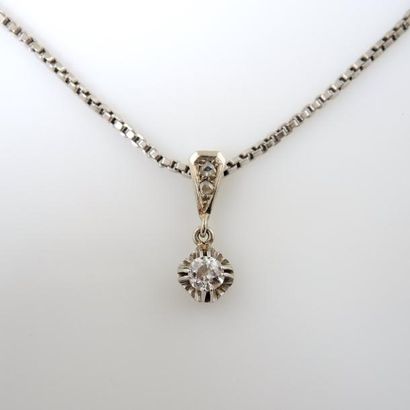 CHAINE ET PENDENTIF DIAMANT Chaîne en or blanc 18K (750°/00), et pendentif en or...