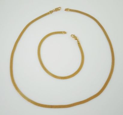 PARURE OR COLLIER ET BRACELET MAILLE SERPENT Parure formée d'un collier et d'un bracelet...