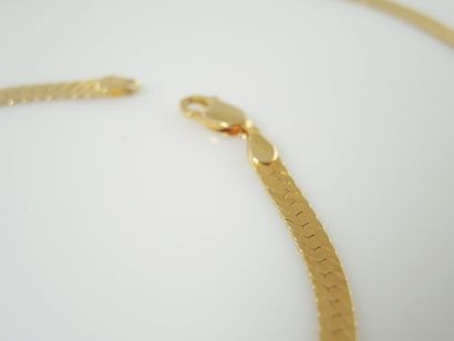 PARURE OR COLLIER ET BRACELET MAILLE SERPENT Parure formée d'un collier et d'un bracelet...