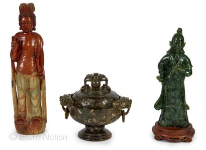 Art d'Asie Deux statuettes et une urne couverte en pierres dures sculptées. Hauteur:...