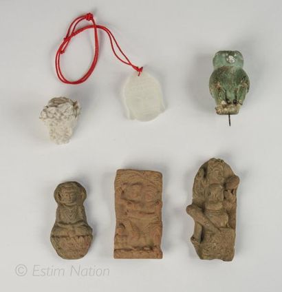 INDE Ensemble de 5 éléments en céramique ou verre à décor de tête de bouddha, babouin...
