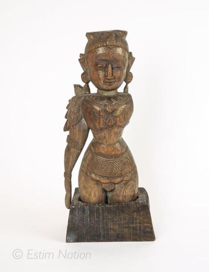 INDE Poupée Marapachi en bois naturel sculpté représentant une femme parée de bijoux....