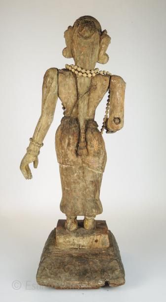 INDE Sculpture en bois naturel et traces de polychromie représentant une femme parée...