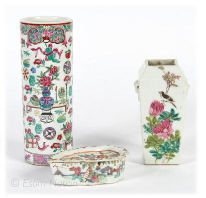 Art d'Asie Deux vases dont un rouleau et une boite pot pourri en porcelaine émaillée...