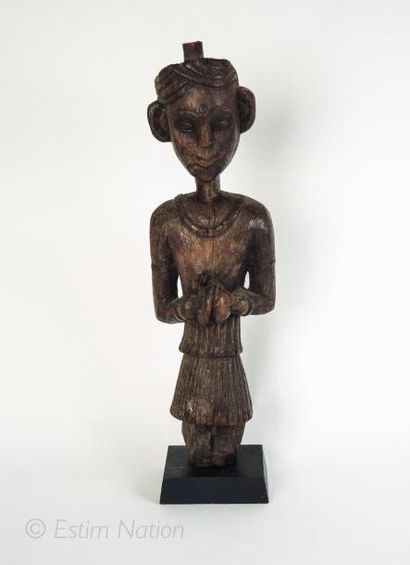 INDE Sculpture en bois naturel sculpté représentant une femme jouant des cymbales....