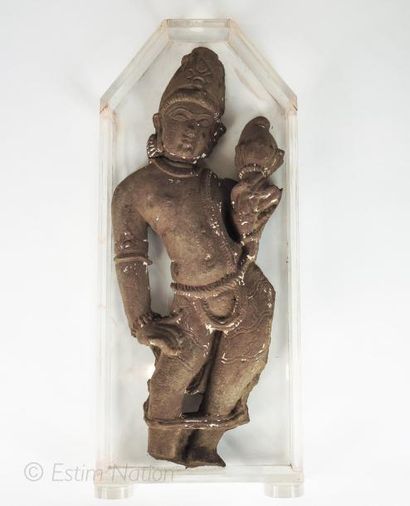 INDE Sculpture en grès représentant une divinité (Vishnu?) en position de déhanché,...