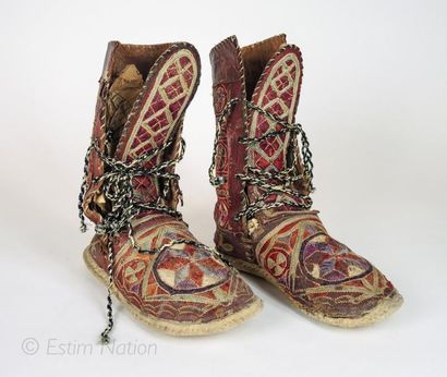 TEXTILES Deux paires de bottes (Tibet…) en caoutchouc, cuir et matière textile. On...