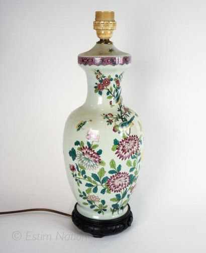 PORCELAINE DE PARIS Pied de lampe en porcelaine à décor peint et imprimé de fleurs...
