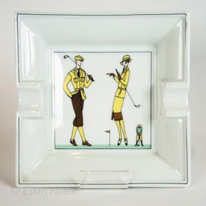 PORCELAINE DE PARIS Cendrier en porcelaine à décor imprimé polychrome de golfeurs...