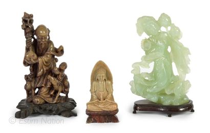 Art d'Asie Ensemble de 3 statuettes en pierres dures sculptées. Hauteurs: de 15 à...