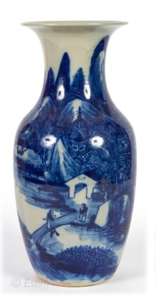 Art d'Asie Grand vase en céramique à décor émaillé bleu de paysages animés. Hauteur:...