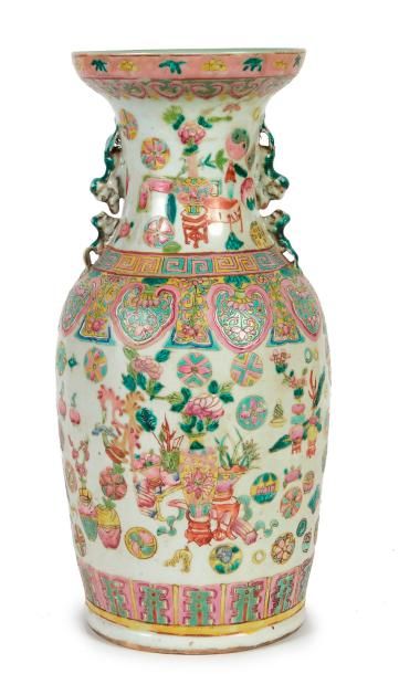 Art d'Asie Grand vase en céramique émaillée à décor d'objets mobiliers. Hauteur:...