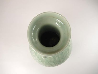 Art d'Asie Grand vase en porcelaine céladon. Hauteur: 38cm (BE)