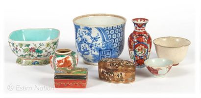 Art d'Asie Lot composé de petits vases, boites, petits bols ou vases en céramique...