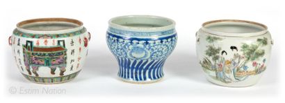 Art d'Asie Lot de 3 pots ou vases en céramique émaillée. Hauteur de 16 à 17cm. (assez...