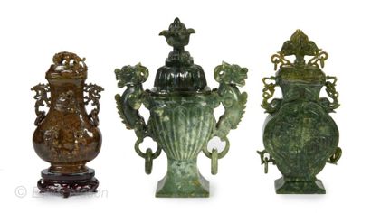 Art d'Asie Lot de 3 urnes en pierres dures sculptées Hauteurs: de 27 à 33cm. (de...