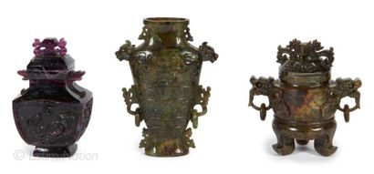 Art d'Asie Lot de 3 urnes en pierres dures sculptées, manque un couvercle à l'une....