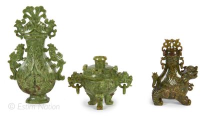 Art d'Asie Lot de 3 urnes en pierres dures sculptées. Hauteurs :de 17 à 33cm. (de...
