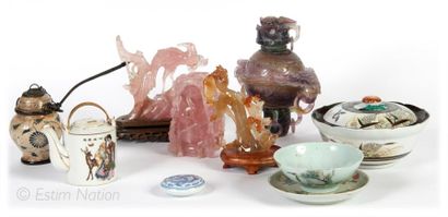 Art d'Asie Lot divers composé de statuettes et urne en pierres dures et diverses...