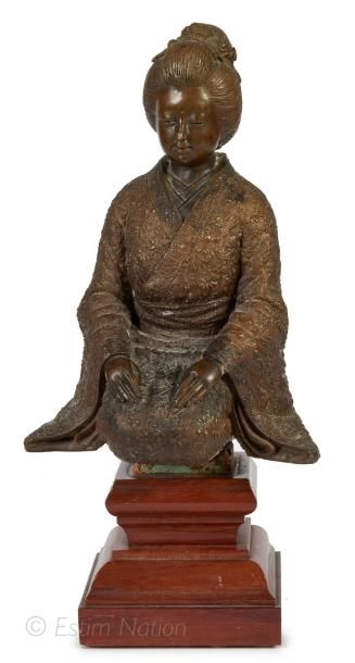 Art d'Asie Sculpture en métal représentant une femme assise. Hauteur: 29cm (ABE)