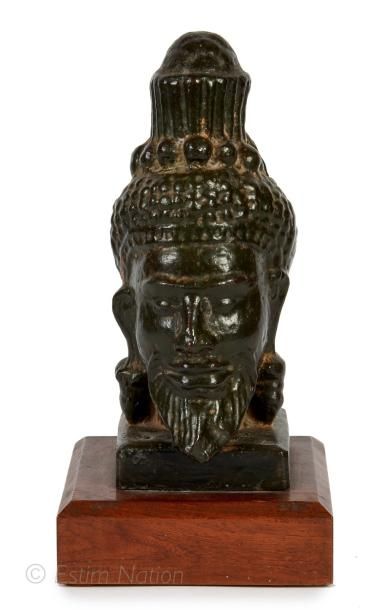 Art d'Asie Sculpture représentant une tête de dignitaire en métal sur socle en bois....