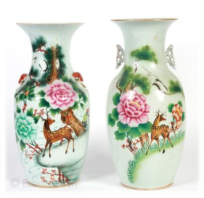 Art d'Asie Deux grands vases en céramique émaillée à décor de cerfs et inscriptions....