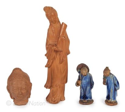 Art d'Asie Trois statuettes en terre cuite ou bois sculpté. On joint une tête en...