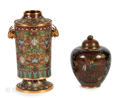 Art d'Asie Un vase en et un pot couvert en métal à riche décor en émail cloisonné....