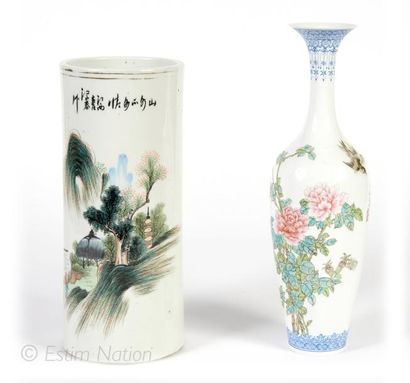 Art d'Asie Un vase rouleau en céramique et un vase en opaline. Hauteurs: 29 et 32...