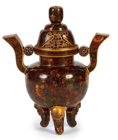 Art d'Asie Une urne en métal à décor d'émaux cloisonnés. Ht: 28cm. (léger manque...