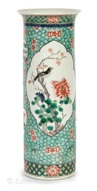 Art d'Asie Vase rouleau en céramique émaillée à décor d'oiseaux. Hauteur: 36cm. ...