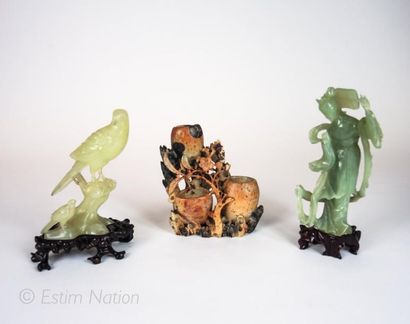 CHINE Deux sculptures en jadéite représentant deux oiseaux sur une branche et une...