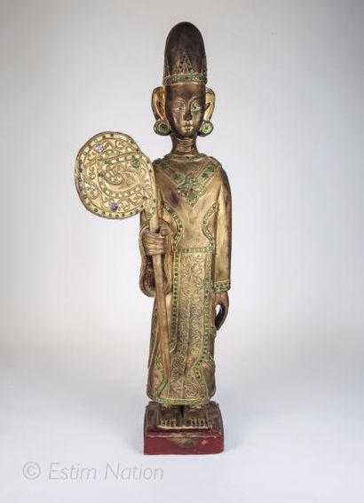 CHINE Sculpture en bois sculpté et doré, rehaussée de pastilles de couleur, représentant...